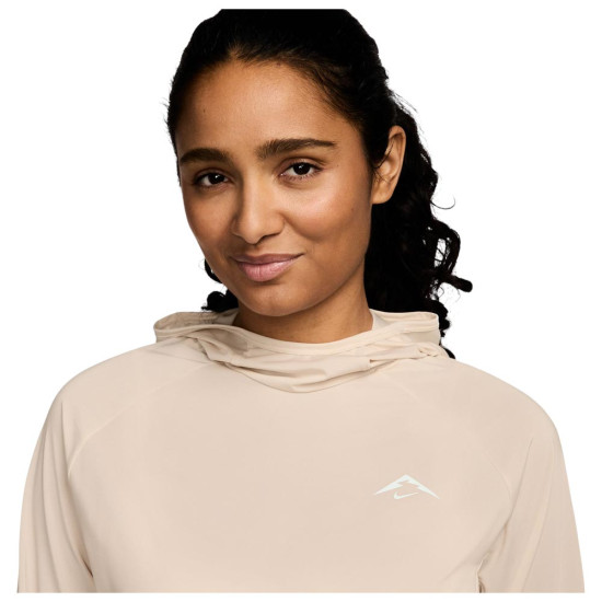 Nike Γυναικεία μακρυμάνικη μπλούζα Trail UV Protection Hooded Mid-Layer Top Nike Γυναικεία μακρυμάνικη μπλούζα Trail UV Protection Hooded Mid-Layer Top